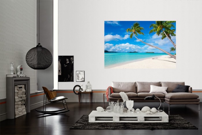 Die Fototapete Strand mit Palmen in der Südsee, Bora Bora als Wandbild im Wohnzimmer. Die Vlies-Fototapete Strand mit Palmen in der Südsee, Bora Bora verschönert als Wandbild Deine Wand.