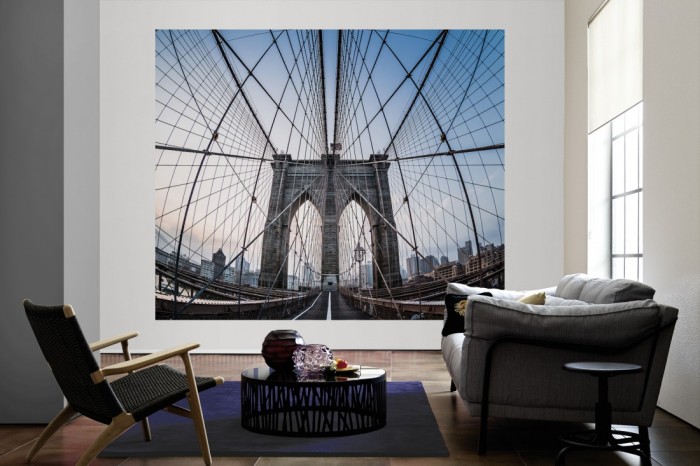 Die Fototapete Brooklyn Bridge in New York, Manhattan als große Bildtapete im Wohnzimmer. Als Bildtapete ist die Fototapete Brooklyn Bridge in New York, Manhattan ein besonderes Highlight auf Vliestapete.