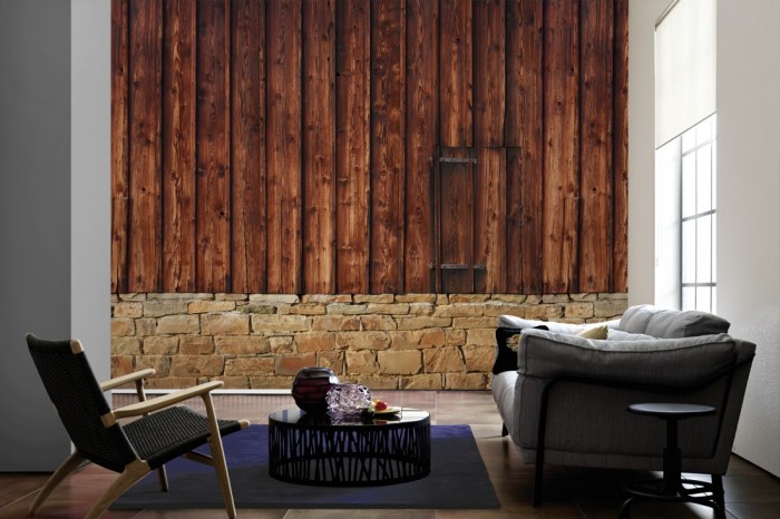 Im Wohnzimmer die Fototapete Holz Wand, alte Scheune auf einer großen Wand tapeziert. Die Fototapete Holz Wand, alte Scheune ist als Vlies-Fototapete im Wohnzimmer leicht zu tapezieren.