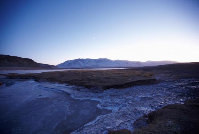 Die Fototapete Island Landschaft bei Sonnenaufgang, eine Vlies-Fototapete bei Livingwalls Cologne online kaufen. Die Fototapete Island Landschaft bei Sonnenaufgang ist eine Fototapete auf Maß.