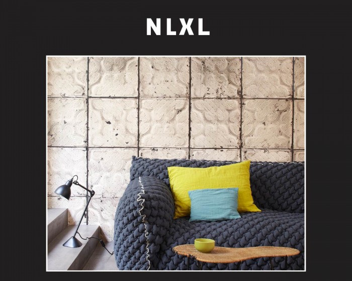 Die NLXL Tapete TIN-03 Brooklyn Tins von Merci tapeziert an einer Wand.