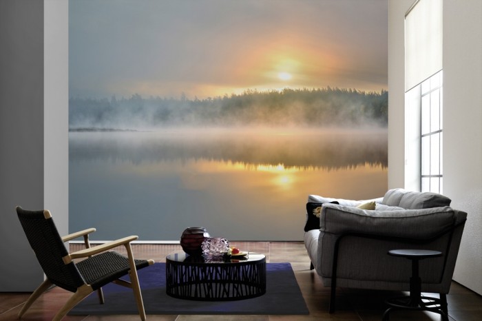Im Wohnzimmer die Fototapete Waldsee am Morgen, Schweden auf einer großen Wand tapeziert. Die Fototapete Waldsee am Morgen, Schweden ist als Vlies-Fototapete im Wohnzimmer leicht zu tapezieren.