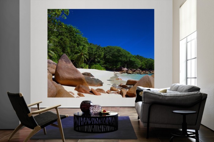 Die Fototapete Strand der Seychellen als große Bildtapete im Wohnzimmer. Als Bildtapete ist die Fototapete Strand der Seychellen ein besonderes Highlight auf Vliestapete.
