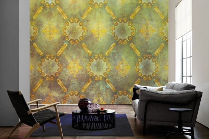 Im Wohnzimmer die Designtapete Barock Ornament, Vintage Grün auf einer großen Wand tapeziert. Die Designtapete Barock Ornament, Vintage Grün ist als Vlies-Fototapete im Wohnzimmer leicht zu tapezieren.