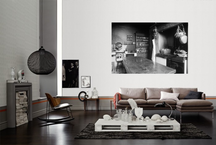 Die Fototapete Alte Küche, schwarz-weiß als Wandbild im Wohnzimmer. Die Vlies-Fototapete Alte Küche, schwarz-weiß verschönert als Wandbild Deine Wand.