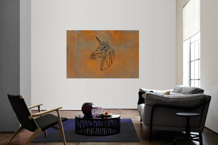 Die Fototapete Einhorn Design auf Rost Tapete als Wandbild im Wohnzimmer. Die Vlies-Fototapete Einhorn Design auf Rost Tapete verschönert als Wandbild Deine Wand.