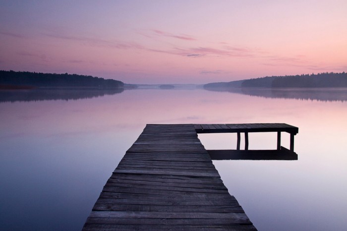 Die Fototapete See mit Steg im Morgengrauen, eine Vlies-Fototapete bei Livingwalls Cologne online kaufen. Die Fototapete See mit Steg im Morgengrauen ist eine Fototapete auf Maß.