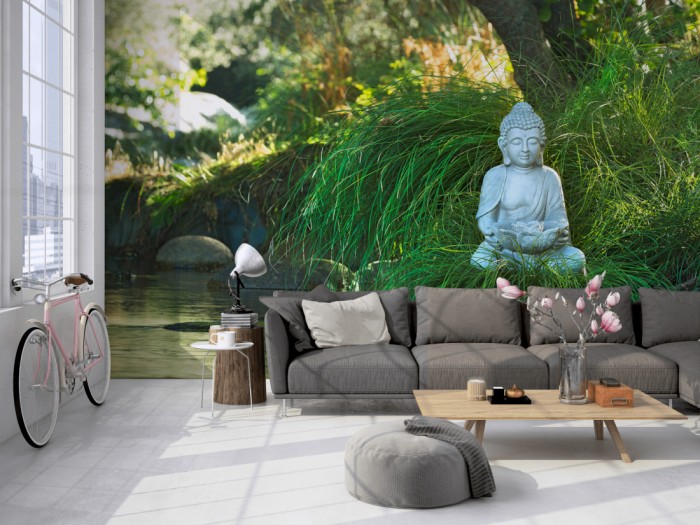 Die Fototapete Buddha am See auf einer großen Wand im Loft tapeziert. Die Fototapete Buddha am See wird individuell auf Deine Wand angepasst.