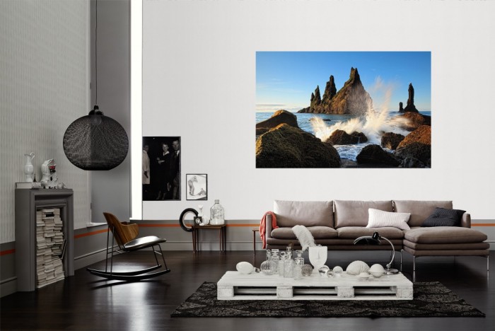 Die Fototapete Felsen im Meer als Wandbild im Wohnzimmer. Die Vlies-Fototapete Felsen im Meer verschönert als Wandbild Deine Wand.