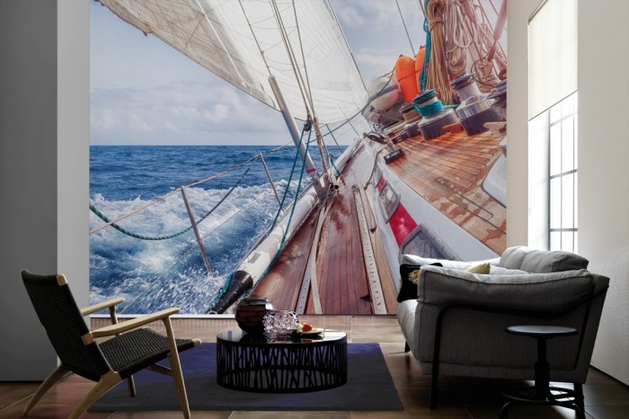 Im Wohnzimmer die Fototapete Segelboot im Meer auf einer großen Wand tapeziert. Die Fototapete Segelboot im Meer ist als Vlies-Fototapete im Wohnzimmer leicht zu tapezieren.