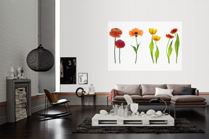 Die Fototapete Blumen in Rot und Gelb als Wandbild im Wohnzimmer. Die Vlies-Fototapete Blumen in Rot und Gelb verschönert als Wandbild Deine Wand.