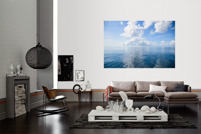 Die Fototapete Meer und Wolken als Wandbild im Wohnzimmer. Die Vlies-Fototapete Meer und Wolken verschönert als Wandbild Deine Wand.