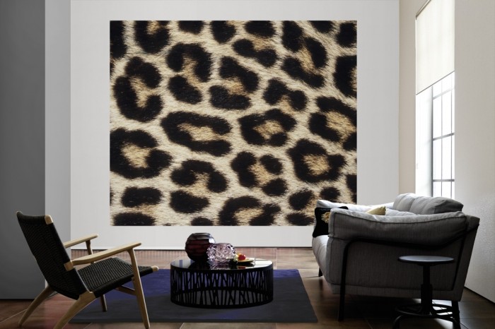 Die Fototapete Leopard Fell als große Bildtapete im Wohnzimmer. Als Bildtapete ist die Fototapete Leopard Fell ein besonderes Highlight auf Vliestapete.