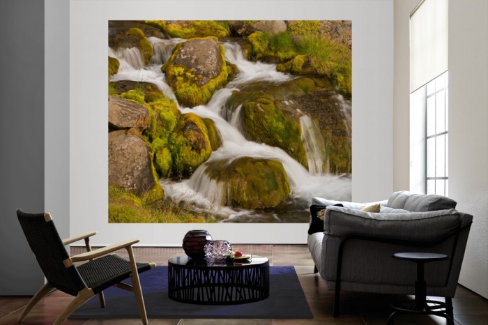 Die Fototapete Wasserfall im Gebirge als große Bildtapete im Wohnzimmer. Als Bildtapete ist die Fototapete Wasserfall im Gebirge ein besonderes Highlight auf Vliestapete.