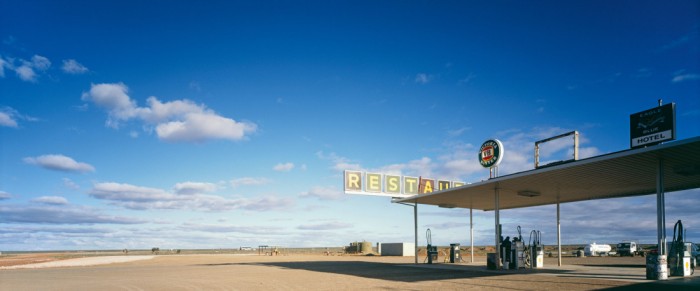 Die Fototapete Tankstelle in Amerika, eine Vlies-Fototapete bei Livingwalls Cologne online kaufen. Die Fototapete Tankstelle in Amerika ist eine Fototapete auf Maß.