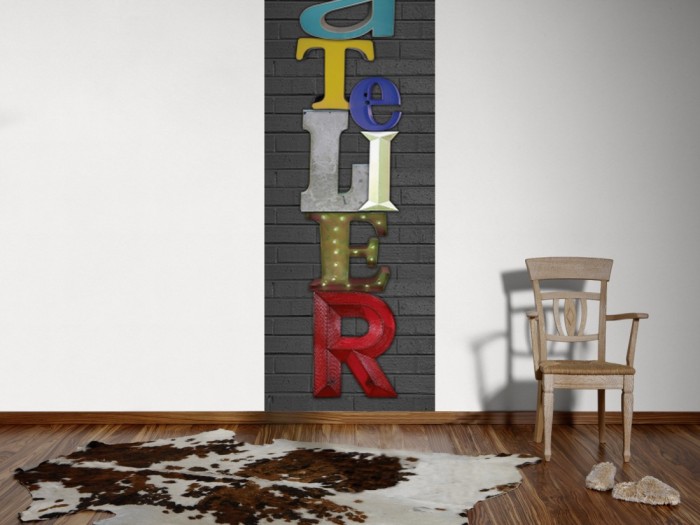 Ein Foto von dem 3D-Fotopanel Schrift ATELIER auf Ziegelstein tapeziert an der Wand. Bestelle Deine Bildtapete online.
