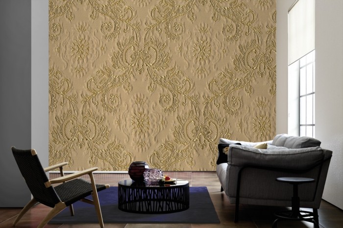 Im Wohnzimmer die Designtapete Barock Ornament, Textiloptik auf einer großen Wand tapeziert. Die Designtapete Barock Ornament, Textiloptik ist als Vlies-Fototapete im Wohnzimmer leicht zu tapezieren.
