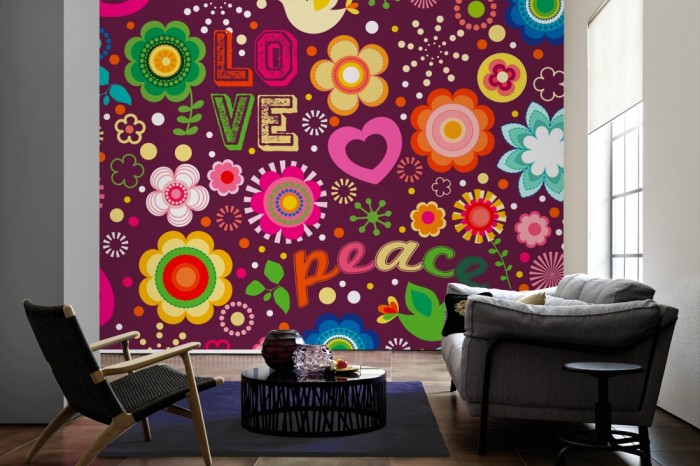 Im Wohnzimmer die Design-Fototapete Love and Peace in Flowers, Artwork auf einer großen Wand tapeziert. Die Design-Fototapete Love and Peace in Flowers, Artwork ist als Vlies-Fototapete im Wohnzimmer leicht zu tapezieren.