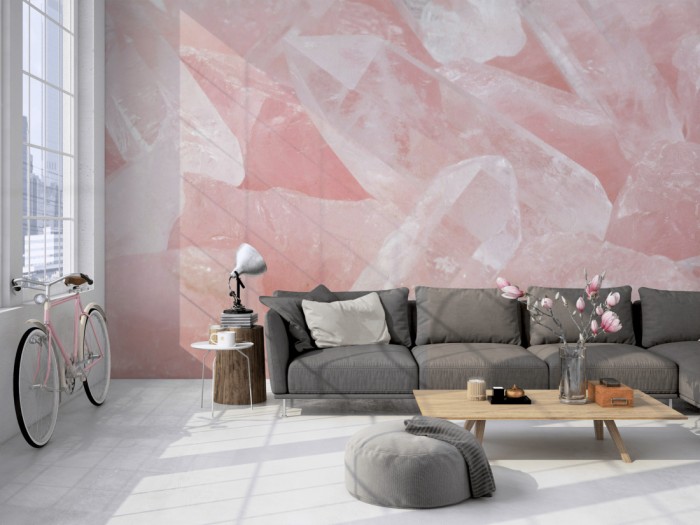 Die Fototapete Rosenquarz Edelstein auf einer großen Wand im Loft tapeziert. Die Fototapete Rosenquarz Edelstein wird individuell auf Deine Wand angepasst.