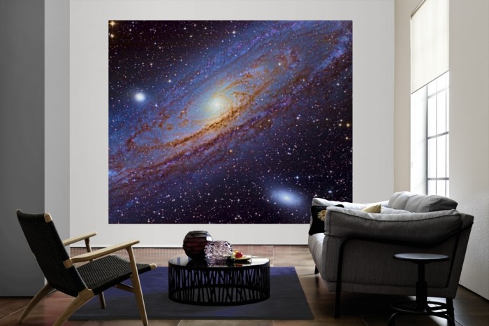 Die Fototapete Weltraum Galaxie als große Bildtapete im Wohnzimmer. Als Bildtapete ist die Fototapete Weltraum Galaxie ein besonderes Highlight auf Vliestapete.