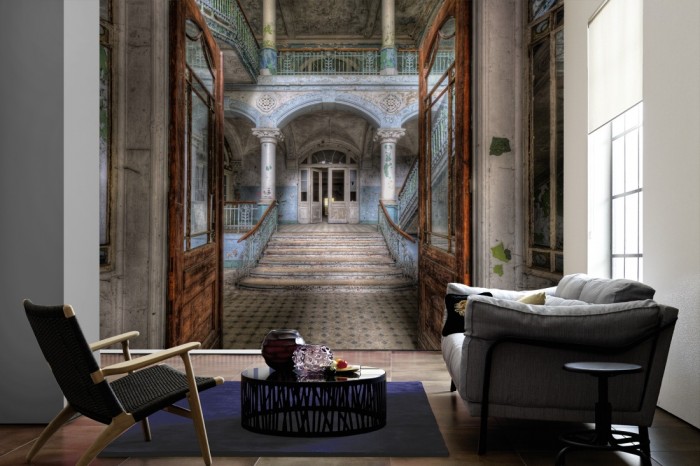 Im Wohnzimmer die Fototapete Vintage Villa Eingang, Lost Places auf einer großen Wand tapeziert. Die Fototapete Vintage Villa Eingang, Lost Places ist als Vlies-Fototapete im Wohnzimmer leicht zu tapezieren.