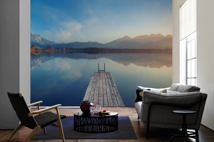 Im Wohnzimmer die Fototapete Sonnenuntergang am See in den Alpen, Österreich auf einer großen Wand tapeziert. Die Fototapete Sonnenuntergang am See in den Alpen, Österreich ist als Vlies-Fototapete im Wohnzimmer leicht zu tapezieren.