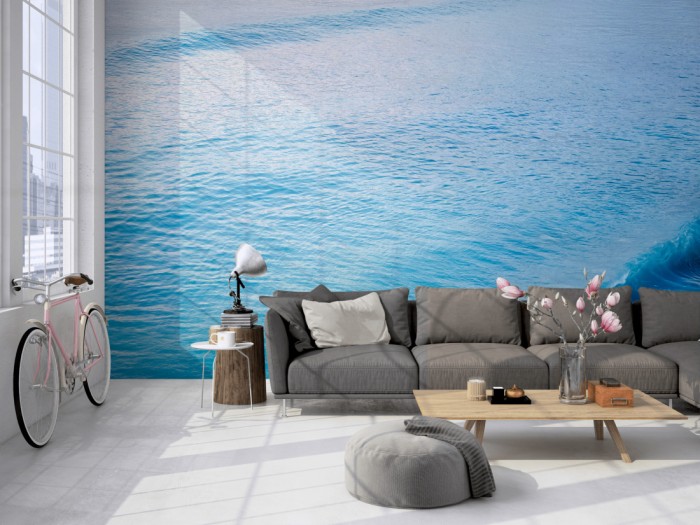 Die Fototapete Wellen im Meer auf einer großen Wand im Loft tapeziert. Die Fototapete Wellen im Meer wird individuell auf Deine Wand angepasst.