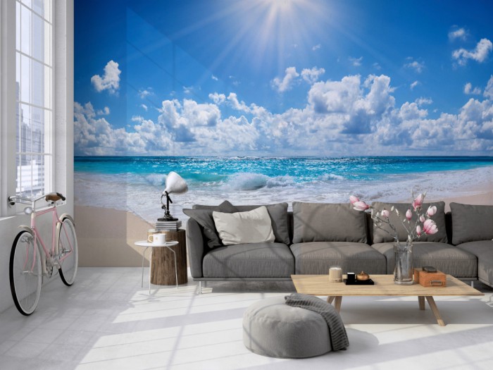 Die Fototapete Sandstrand im Sonnenschein auf einer großen Wand im Loft tapeziert. Die Fototapete Sandstrand im Sonnenschein wird individuell auf Deine Wand angepasst.