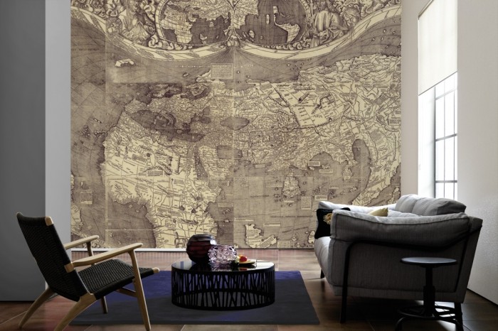 Im Wohnzimmer die Fototapete Weltkarte des 16. Jahrhunderts, Renaissance auf einer großen Wand tapeziert. Die Fototapete Weltkarte des 16. Jahrhunderts, Renaissance ist als Vlies-Fototapete im Wohnzimmer leicht zu tapezieren.