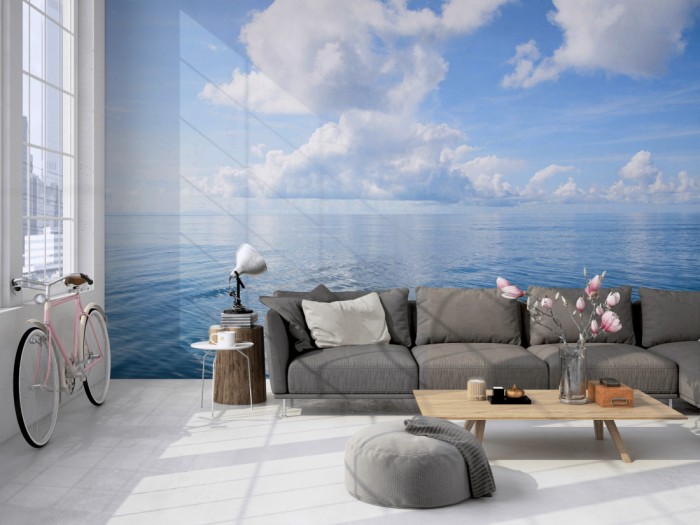 Die Fototapete Meer und Wolken auf einer großen Wand im Loft tapeziert. Die Fototapete Meer und Wolken wird individuell auf Deine Wand angepasst.