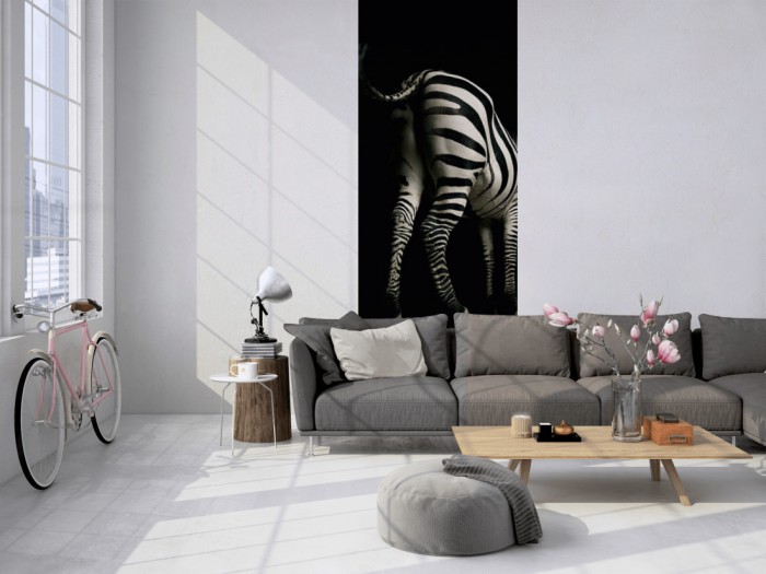 Das 3D-Fotopanel Zebra mit schwarzem Hintergrund tapeziert in einem Loft. Bestelle die Bildtapete für Deine Wand online.