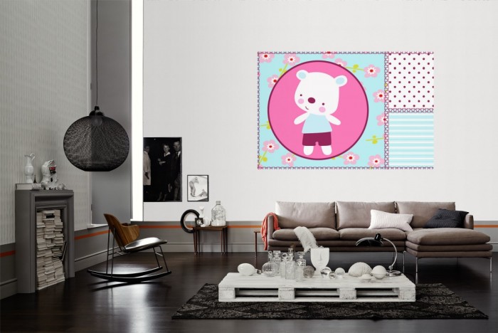 Die Fototapete Bären-Baby, Patchwork-Design als Wandbild im Wohnzimmer. Die Vlies-Fototapete Bären-Baby, Patchwork-Design verschönert als Wandbild Deine Wand.