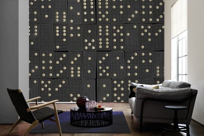 Im Wohnzimmer die Fototapete Domino Steine auf einer großen Wand tapeziert. Die Fototapete Domino Steine ist als Vlies-Fototapete im Wohnzimmer leicht zu tapezieren.