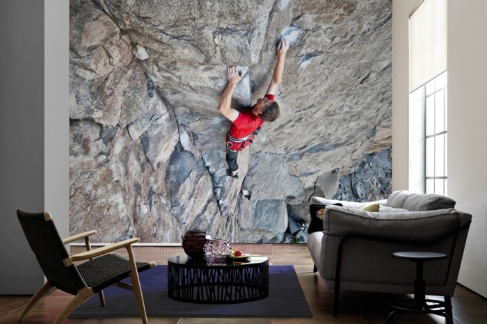 Im Wohnzimmer die Fototapete Felswand mit Bergsteiger auf einer großen Wand tapeziert. Die Fototapete Felswand mit Bergsteiger ist als Vlies-Fototapete im Wohnzimmer leicht zu tapezieren.