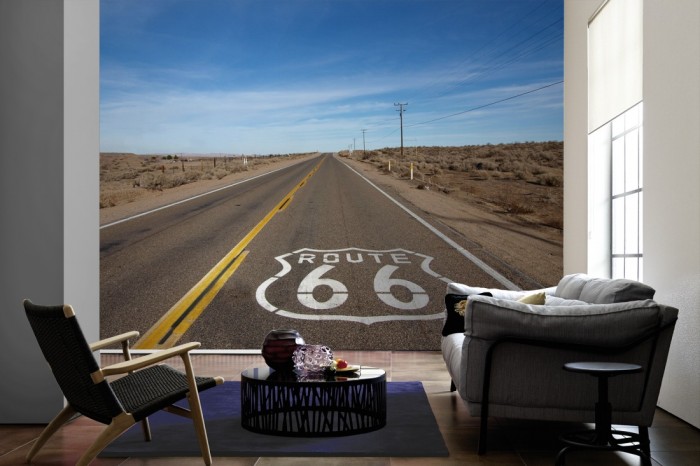 Im Wohnzimmer die Fototapete Highway in Amerika auf einer großen Wand tapeziert. Die Fototapete Highway in Amerika ist als Vlies-Fototapete im Wohnzimmer leicht zu tapezieren.