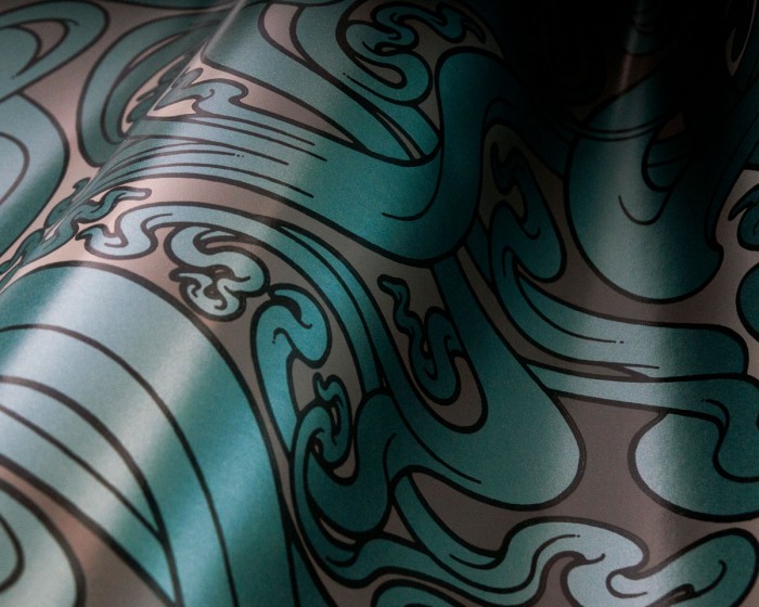 Eine Detailaufnahme der Flavour Paper Tapete FP1031 Flower of Love in der Farbe Caviar - Die Farben und Effekte der Flavour Paper Tapete FP1031 sind gut zu erkennen