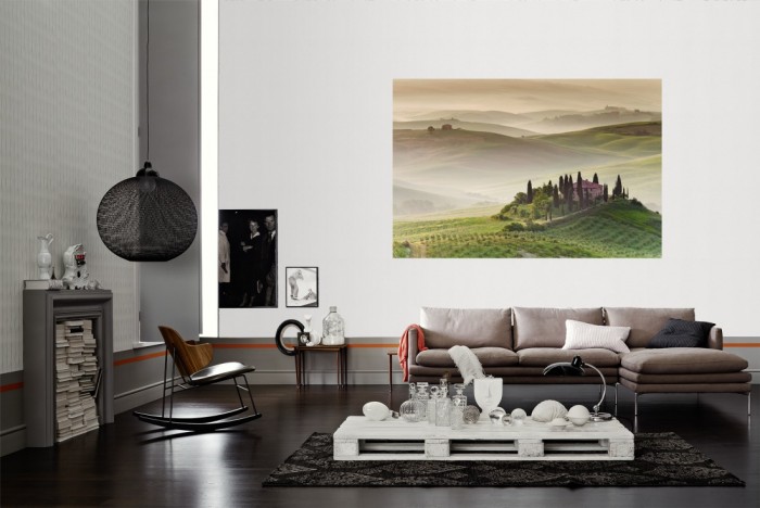 Die Fototapete Toskana im Morgennebel als Wandbild im Wohnzimmer. Die Vlies-Fototapete Toskana im Morgennebel verschönert als Wandbild Deine Wand.