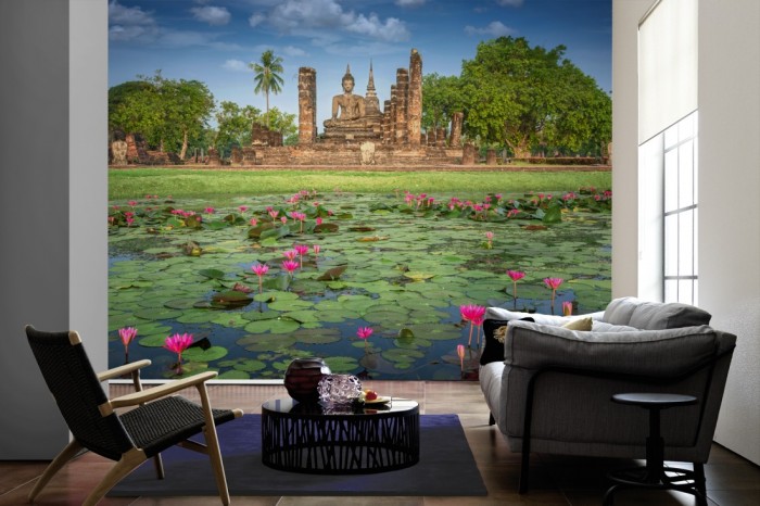 Im Wohnzimmer die Fototapete Sukhothai Geschichtspark Ruinen Buddha auf einer großen Wand tapeziert. Die Fototapete Sukhothai Geschichtspark Ruinen Buddha ist als Vlies-Fototapete im Wohnzimmer leicht zu tapezieren.