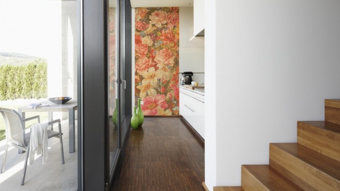 Ein Foto von dem Design-Fotopanel Stoff mit buntem Blumenmeer tapeziert in der Küche. Bestelle Deine Bildtapete online.