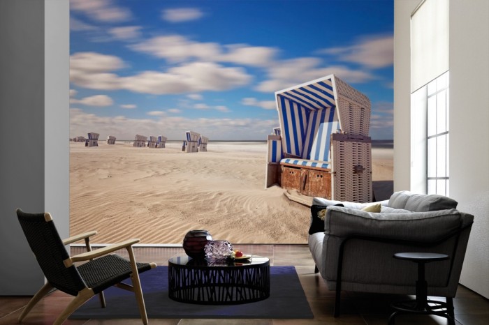 Im Wohnzimmer die Fototapete Strand und Strandkörbe von Sylt auf einer großen Wand tapeziert. Die Fototapete Strand und Strandkörbe von Sylt ist als Vlies-Fototapete im Wohnzimmer leicht zu tapezieren.