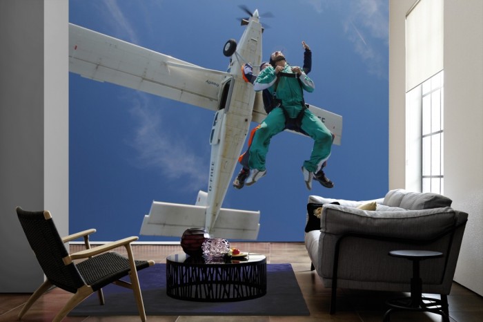Im Wohnzimmer die Fototapete Fallschirmsprung auf einer großen Wand tapeziert. Die Fototapete Fallschirmsprung ist als Vlies-Fototapete im Wohnzimmer leicht zu tapezieren.