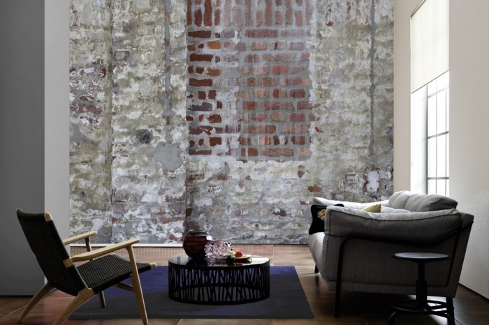 Im Wohnzimmer die Fototapete Ziegel Wand, Vintage Wand auf einer großen Wand tapeziert. Die Fototapete Ziegel Wand, Vintage Wand ist als Vlies-Fototapete im Wohnzimmer leicht zu tapezieren.