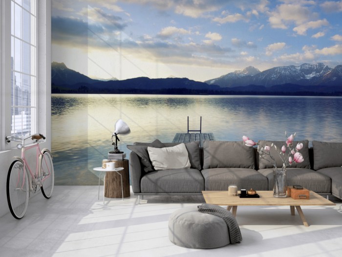 Die Fototapete Steg im See in den Alpen auf einer großen Wand im Loft tapeziert. Die Fototapete Steg im See in den Alpen wird individuell auf Deine Wand angepasst.