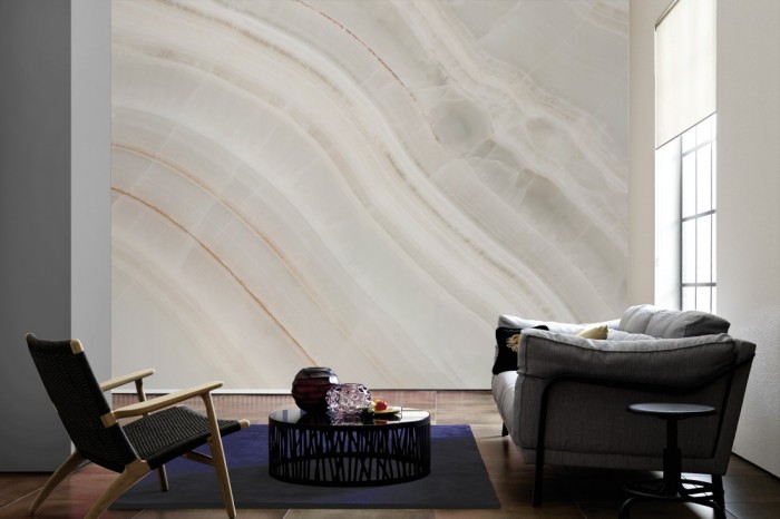 Im Wohnzimmer die Fototapete Marmor Wand, heller Stein auf einer großen Wand tapeziert. Die Fototapete Marmor Wand, heller Stein ist als Vlies-Fototapete im Wohnzimmer leicht zu tapezieren.
