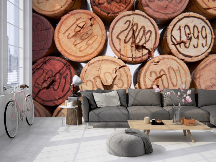 Die Fototapete Wein, Korken mit Jahrgängen auf einer großen Wand im Loft tapeziert. Die Fototapete Wein, Korken mit Jahrgängen wird individuell auf Deine Wand angepasst.
