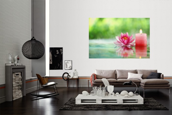 Die Fototapete Wellness, Kerze und Seerose im Wasser als Wandbild im Wohnzimmer. Die Vlies-Fototapete Wellness, Kerze und Seerose im Wasser verschönert als Wandbild Deine Wand.