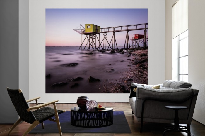 Die Fototapete Hütten der Fischerei am Meer als große Bildtapete im Wohnzimmer. Als Bildtapete ist die Fototapete Hütten der Fischerei am Meer ein besonderes Highlight auf Vliestapete.