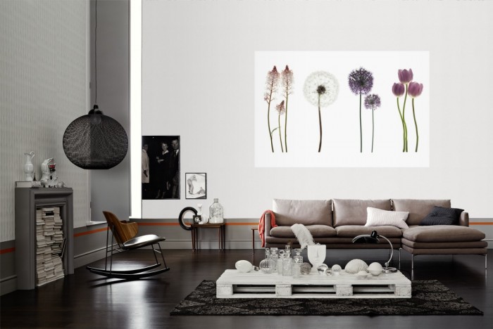 Die Fototapete Blumen in Violett als Wandbild im Wohnzimmer. Die Vlies-Fototapete Blumen in Violett verschönert als Wandbild Deine Wand.