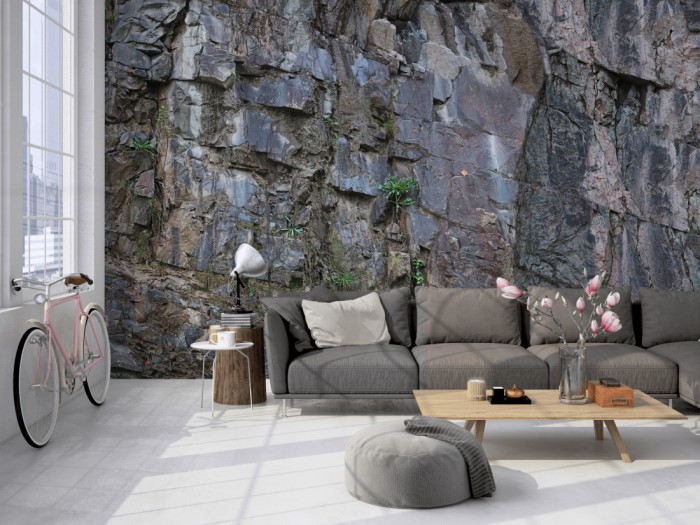 Die Fototapete Felswand, graue Steilwand auf einer großen Wand im Loft tapeziert. Die Fototapete Felswand, graue Steilwand wird individuell auf Deine Wand angepasst.