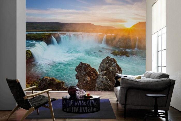 Im Wohnzimmer die Fototapete Wasserfall in Island, Kirkjufellsfoss auf einer großen Wand tapeziert. Die Fototapete Wasserfall in Island, Kirkjufellsfoss ist als Vlies-Fototapete im Wohnzimmer leicht zu tapezieren.